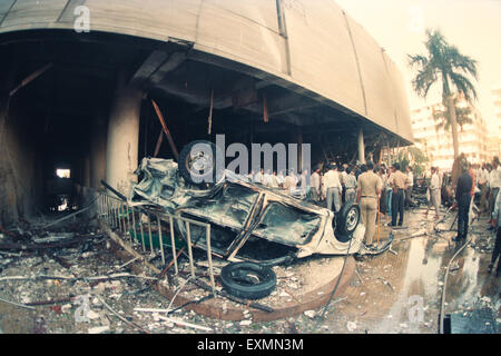 Voiture endommagée explosion d'une bombe terroriste de Bombay détruite, Air India Building, Nariman point, Marine Drive, Bombay, Bombay, Maharashtra, Inde, Asie, Asie, Indian, 1993, ancienne image vintage 1900 Banque D'Images