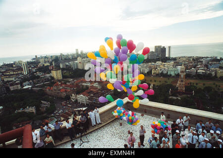 Ballons colorés libérés célébrer sensex croisant 5000 index, ESB, Bombay stock Exchange terrasse, Bombay, Mumbai, Maharashtra, Inde, Asie Banque D'Images