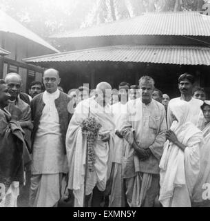 Sardar Vallabhbhai Patel ; Mahadev Desai ; Mahatma Gandhi et d'autres au cours de sa tournée au Bengale à Malikanda Gandhi Seva Sangh Banque D'Images