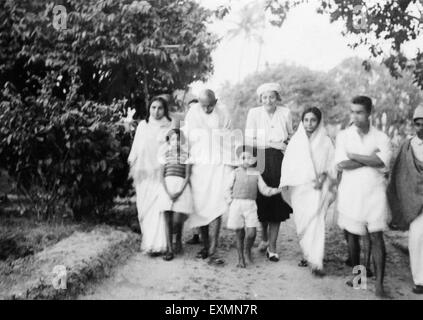 Sushila Nayar ; Mahatma Gandhi et d'autres marchant à Khadi, Sodepur ; Pratishthan ; 24 Parganas ; Calcutta Banque D'Images