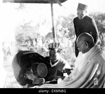 Ramakrishna Bajaj ; Mahatma Gandhi et d'autres à Khadi Pratishthan Sodepur ; ; ; 24 Parganas Calcutta ; 1946 ; Inde PAS DE MR Banque D'Images