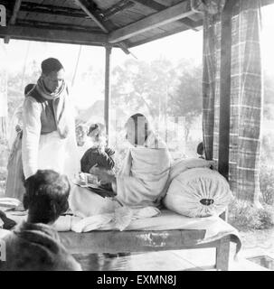 Ramakrishna Bajaj ; Mahatma Gandhi et d'autres à Khadi Pratishthan Sodepur ; ; ; 24 Parganas Calcutta ; 1946 ; Inde PAS DE MR Banque D'Images