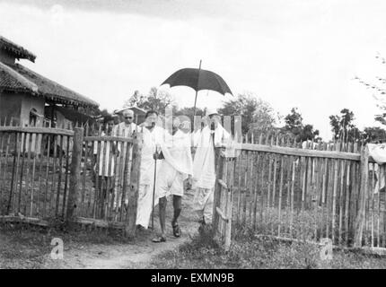 Maulana Abdul Kalam Azad Acharya Kripalani Mahatma Gandhi et Rajendra Prasad passant par une porte de l'Ashram Sevagram 1940 Banque D'Images