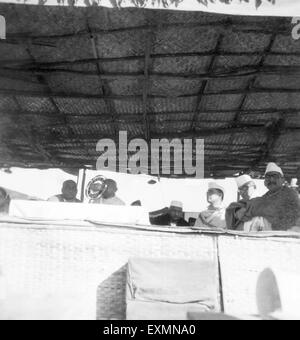 Sardar Vallabhbhai Patel ; Mahatma Gandhi ; Bhulabhai Desai ; Subhash Chandra Bose et d'autres personnes dais réunion publique Banque D'Images