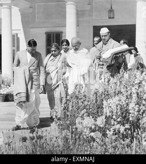 Mahatma Gandhi avec Sarojini Naidu à partir d'une interview avec le Viceroy, Birla Bhawan, Delhi, Inde, 15 mars 1939, ancienne image millésime 1900 Banque D'Images