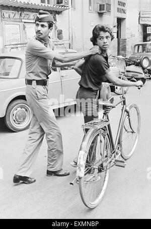 Garçon attraper policier voleur cycle Bombay Mumbai Maharashtra Inde Banque D'Images