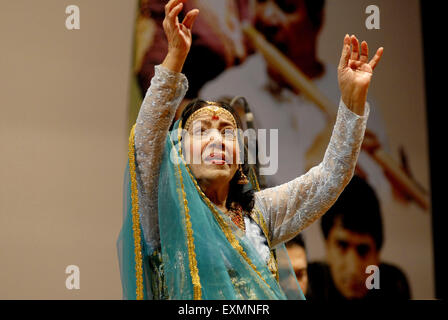 Sitara Devi, danseuse indienne, danse classique de style Kathak, chanteuse, chant, actrice, Shanmukananda Hall, Bombay, Mumbai, Maharashtra, Inde, Asie Banque D'Images