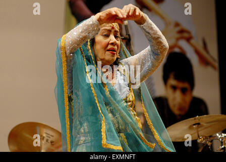Sitara Devi, danseuse indienne, danse classique de style Kathak, chanteuse, chant, actrice, Shanmukananda Hall, Bombay, Mumbai, Maharashtra, Inde, Asie Banque D'Images