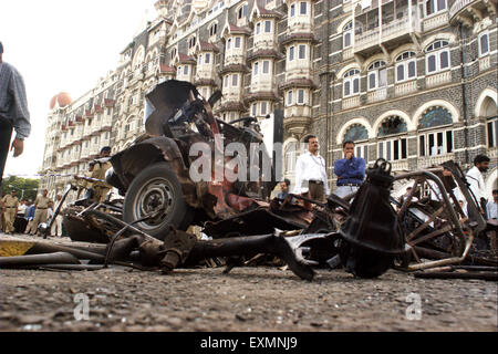 Voiture reste d'explosion d'une bombe dommage Taj Mahal Hotel porte de l'Inde Bombay Mumbai Maharashtra inde Banque D'Images