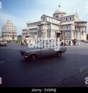 Der Dom Santa Maria Assunta und das Baptisterium von Pisa, Italie Années 1980 er Jahre. La cathédrale Santa Maria Assunta et le baptistère de Pise, Italie 1980. Banque D'Images