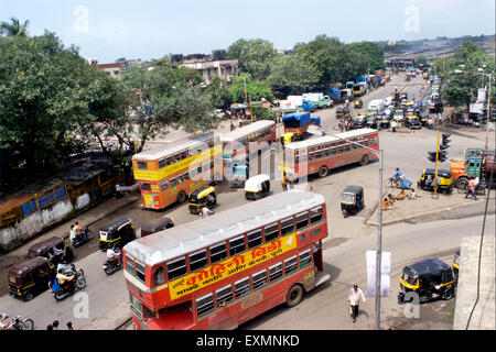 Les meilleurs vélos rickshaws Auto bus principal rond-point de jonction du trafic Lal Bahadur Shastri Marg Kurla Mumbai Maharashtra inde Banque D'Images