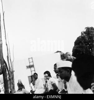 Mahatma Gandhi lors d'une réunion de prière à Bhangi sweeper's Colony ; New Delhi ; 1946 ; Inde ; Kanu Gandhi PAS MR Banque D'Images
