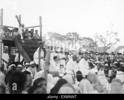 Mahatma Gandhi et de Sardar Vallabhbhai Patel à une réunion de prière pendant le Mahatma Gandhi est rapide à Rashtriyashala Rajkot Ashram Banque D'Images