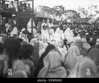 Mahatma Gandhi et de Sardar Vallabhbhai Patel à une réunion de prière pendant le Mahatma Gandhi est rapide à Rashtriyashala Rajkot Ashram Banque D'Images