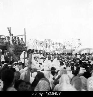 Mahatma Gandhi et de Sardar Vallabhbhai Patel à une réunion de prière pendant le Mahatma Gandhi est rapide à Rashtriyashala Rajkot Ashram Banque D'Images