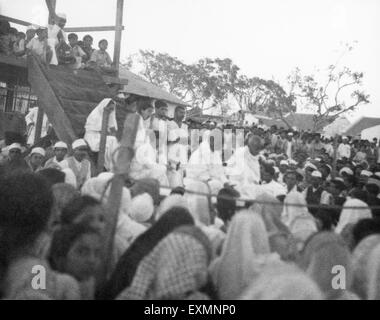 Mahatma Gandhi et de Sardar Vallabhbhai Patel à une réunion de prière pendant le Mahatma Gandhi est rapide à Rashtriyashala Rajkot Ashram Banque D'Images