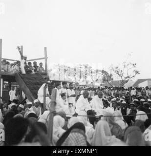 Mahatma Gandhi et de Sardar Vallabhbhai Patel à une réunion de prière pendant le Mahatma Gandhi est rapide à Rashtriyashala Rajkot Ashram Banque D'Images