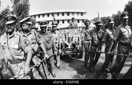 Les agents de police tirant jeep Bombay Mumbai Maharashtra Inde Banque D'Images