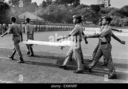 Les hommes de la police exerçant son défilé de civière marching Bombay Mumbai Maharashtra Inde Banque D'Images