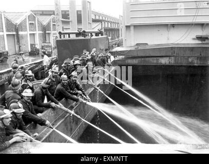 Les pompiers pulvérisent de l'eau, bombay, mumbai, maharashtra, inde, asie Banque D'Images