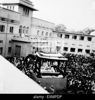 Mahatma Gandhi sur la tribune lors de la cérémonie d'ouverture de Kamla Nehru Memorial Hospital à Allahabad Banque D'Images