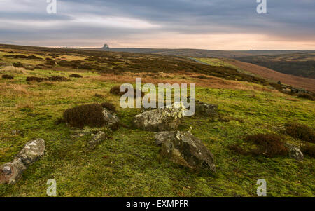 Le North York Moors National Park au lever du soleil en hiver en vue de Heather, rochers, et RAF Fylingdales sur l'horizon. Banque D'Images