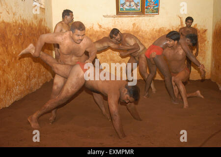 La lutte traditionnelle indienne Nada Kushti pratique akhada, Mysore, Mysuru, Karnataka, Inde, Asie Banque D'Images