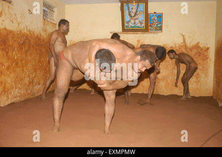 La lutte traditionnelle indienne Nada Kushti pratique akhada, Mysore, Mysuru, Karnataka, Inde, Asie Banque D'Images