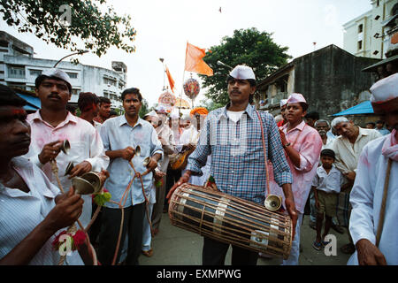 Varkari dévotés chantant en jouant mridangam, festival Ashimi Ekadasi, temple de Vithal, Wadala, Bombay, Mumbai, Maharashtra, Inde, Asie Banque D'Images