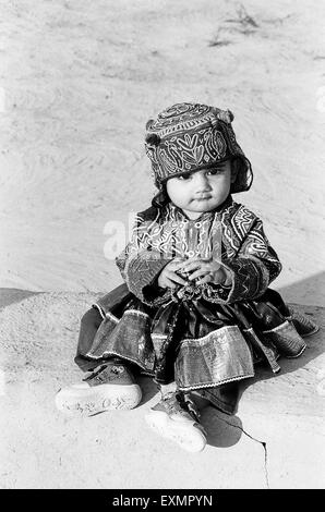 Village bébé en robe traditionnelle, Kutch, Gujarat, Inde, Asie Banque D'Images