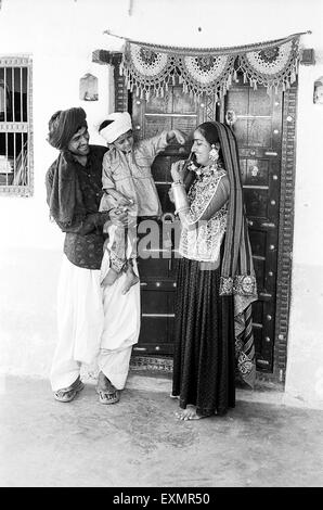 Famille rurale indienne devant leur maison en costume traditionnel village Kutch Gujarat Inde Ghanthali Banque D'Images