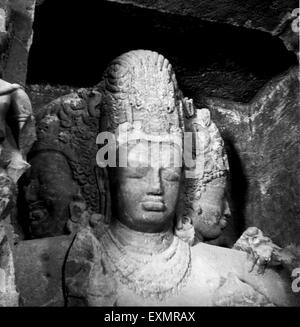 Dieu Shiva statue dans la grotte d'Elephanta ; Bombay Mumbai Maharashtra Inde ; Banque D'Images