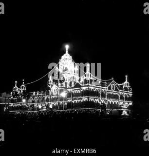 Le bâtiment du siège social de la gare de Churchgate est illuminé le 26 janvier Jour de la République Bombay Mumbai Maharashtra Inde Asie ancien millésime 1900 image Banque D'Images