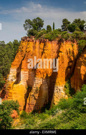 Formations rocheuses ocre le long du sentier, Sentier des ocres Roussillon, Provence, France Banque D'Images