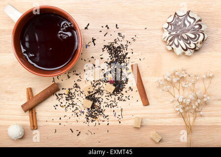 Petit-déjeuner au lit.thé noir et délicieux gâteau Banque D'Images