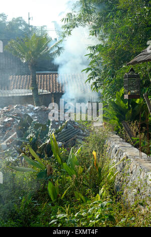 Une épaisse fumée d'un feu de joie sur la pollution de l'air par le sol des déchets dans un village de java indonésie Banque D'Images