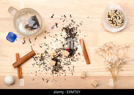 Tasse avec sachet de thé et un délicieux gâteau Banque D'Images