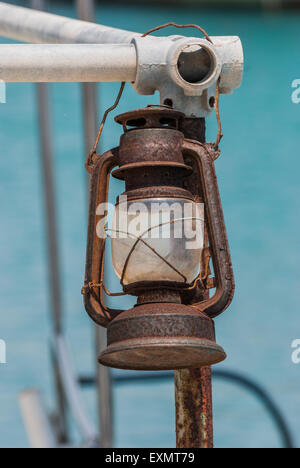 Old rusted lampe sur un bateau de pêche. Close-up Banque D'Images