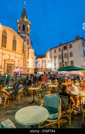 Vue de nuit sur la place de la cathédrale et café en plein air avec des gens assis à des tables à l'extérieur, Carpentras, Provence, France Banque D'Images