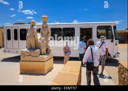 Les touristes de monter dans le bus navette de l'établissement Sky City Centre Culturel. Acoma Pueblo. Cibola County, Nouveau Mexique. USA Banque D'Images