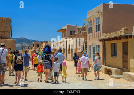 Visite guidée de l'Acoma Sky city. Cibola County, Nouveau Mexique, USA Banque D'Images