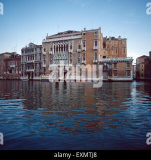 Prachtbauten suis Canal Grande dans der Lagunenstadt Venedig, Italien des années 1980 er Jahre. De magnifiques bâtiments du Canal Grande dans la ville lagunaire de Venise, Italie 1980. Banque D'Images