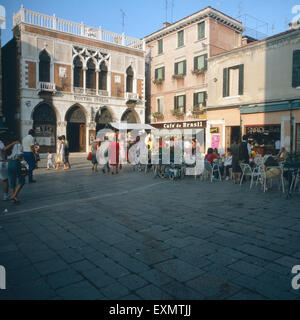 Buntes Treiben und in den Cafés Restaurants von Venedig, Italien des années 1980 er Jahre. Dans l'activité des cafés et restaurants de la ville de la lagune de Venise, Italie 1980. Banque D'Images