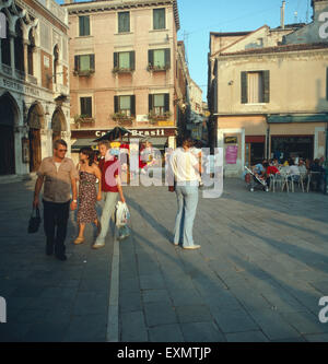 Buntes Treiben dans den Straßen und Gassen von Venedig, Italien des années 1980 er Jahre. Activité colorés dans les rues et ruelles de la ville lagunaire de Venise, Italie 1980. Banque D'Images