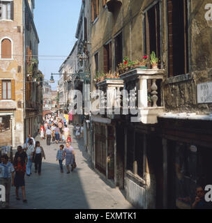 Buntes Treiben dans den Straßen und Gassen von Venedig, Italien des années 1980 er Jahre. Activité colorés dans les rues et ruelles de la ville lagunaire de Venise, Italie 1980. Banque D'Images