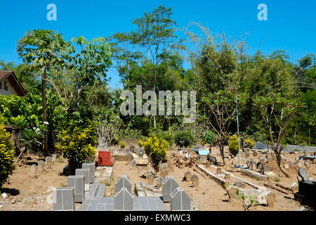 Vue sur un cimetière musulman au soleil sous un ciel bleu à Java en Indonésie Banque D'Images