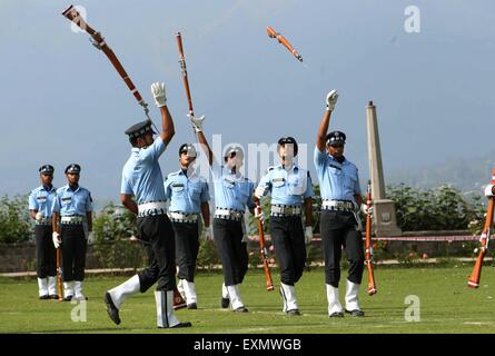 Srinagar, au Cachemire sous contrôle indien. 15 juillet, 2015. Les Guerriers de l'air (l'équipe de drill AWDT) de l'Indian Air Force (IAF) prendre part à un exercice pendant un événement à Srinagar, capitale d'été du Cachemire sous contrôle indien, le 15 juillet 2015. Credit : Javed Dar/Xinhua/Alamy Live News Banque D'Images