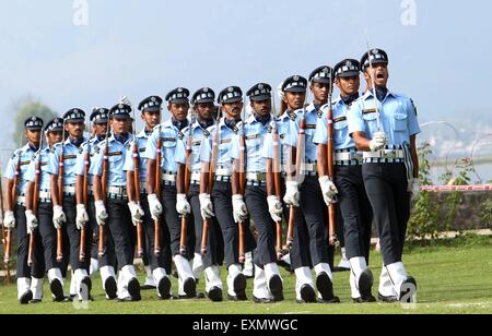 Srinagar, au Cachemire sous contrôle indien. 15 juillet, 2015. Les Guerriers de l'air (l'équipe de drill AWDT) de l'Indian Air Force (IAF) prendre part à un exercice pendant un événement à Srinagar, capitale d'été du Cachemire sous contrôle indien, le 15 juillet 2015. Credit : Javed Dar/Xinhua/Alamy Live News Banque D'Images