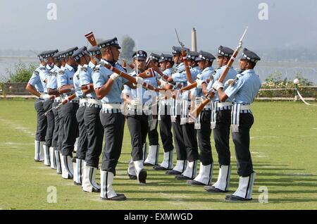 Srinagar, au Cachemire sous contrôle indien. 15 juillet, 2015. Les Guerriers de l'air (l'équipe de drill AWDT) de l'Indian Air Force (IAF) prendre part à un exercice pendant un événement à Srinagar, capitale d'été du Cachemire sous contrôle indien, le 15 juillet 2015. Credit : Javed Dar/Xinhua/Alamy Live News Banque D'Images