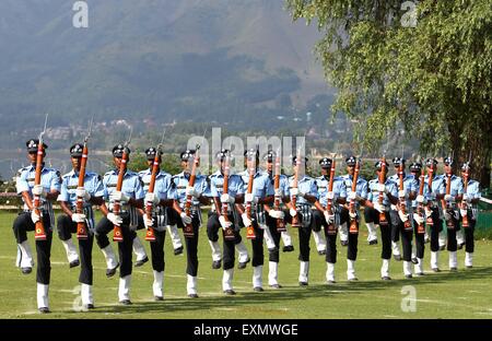Srinagar, au Cachemire sous contrôle indien. 15 juillet, 2015. Les Guerriers de l'air (l'équipe de drill AWDT) de l'Indian Air Force (IAF) prendre part à un exercice pendant un événement à Srinagar, capitale d'été du Cachemire sous contrôle indien, le 15 juillet 2015. Credit : Javed Dar/Xinhua/Alamy Live News Banque D'Images